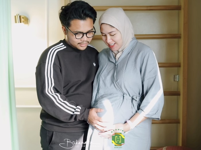 Momen Haru Ochi Rosdiana Melahirkan Bayi Laki-Laki