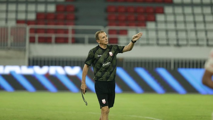 Pelatih Persis Solo Milomir Seslija, saat memimpin sesi latihan di Stadion Jatidiri, Semarang, Jumat (1/5/2026).