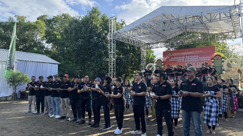 Pelepasan burung merpati saat acara May Day 2026 di Pantai Sidakarya, Jumat (1/5/2026). Maria Christabel DK
