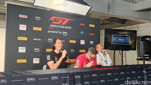 Pembalap Indonesia Sean Gelael (kiri baju hitam) saat konferensi pers GT World Challenge Asia (GTWCA) di Sirkuit Mandalika, Jumat (1/5/2026). (Foto: Edi Suryansyah/detikBali)
