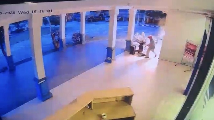 Penampakan tersangka saat membakar ruangan kantor Kadishub Babel.