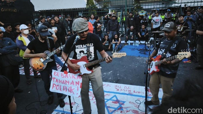 Penampilan band memeriahkan aksi May Day di Kantor Gubernuran Semarang, Jumat (1/5/2026).