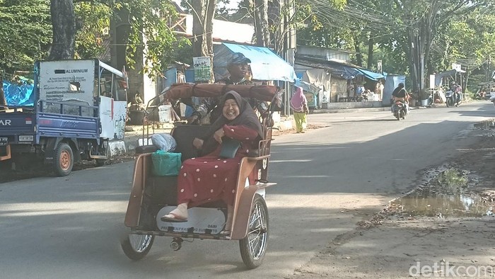 Penarik becak di Indramayu,.