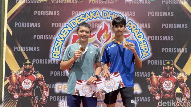 Peraih juara bulutangkis antar siswa di Sukabumi Peraih juara bulutangkis antar siswa di Sukabumi
