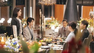 Tapi makan malam sepertinya gak berjalan terlalu mulus. Tampak ada ketegangan terjadi karena tiba-tiba Seong Hui Ju berdiri seperti marah. (Foto: dok. MBC)