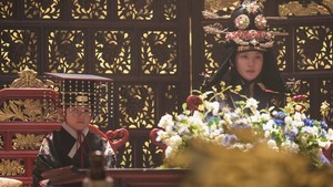 Sementara Ibu Suri Yoon Irang (Gong Seung Yeon) sejak awal emang gak merestui hubungan Hui Ju-Ian. Di episode sebelumnya dia shock karena Raja memberi restunya di depan publik. (Foto: dok. MBC)