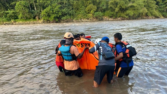 Petugas SAR gabungan mengevakuasi remaja yang hanyut di Kali Progo, Jumat (1/5/2026).