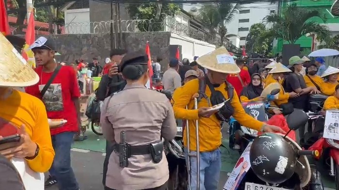 Polda Metro Jaya bagi-bagi makanan ke peserta May Day di Monas
