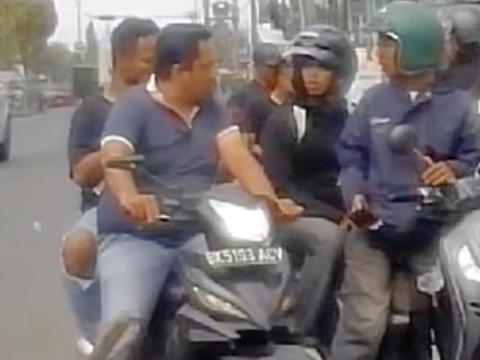 Tangkapan layar video saat polisi gadungan melancarkan aksinya.