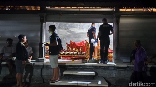 Polisi melakukan olah TKP kasus pencurian gamelan di Pura Dalem Pemaksan, Desa Panji Anom, Kecamatan Sukasada, Buleleng, Bali, Kamis (30/4/2026). (Foto: Made Wijaya Kusuma/detikBali)