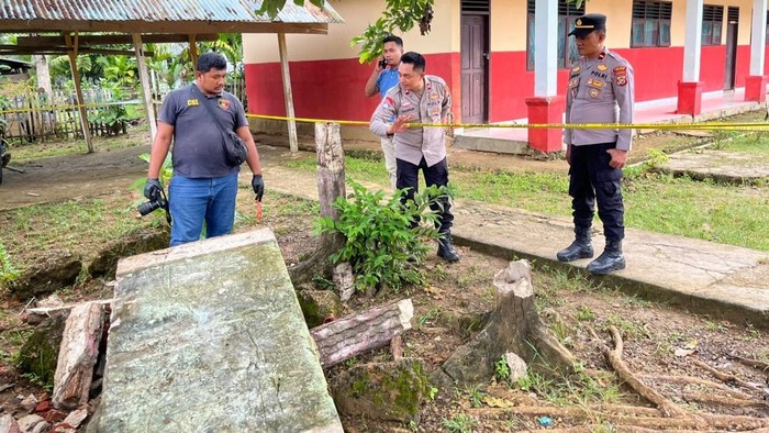 Polisi melakukan olah TKP siswa SD tewas tertimpa tembok roboh di Muna Barat.