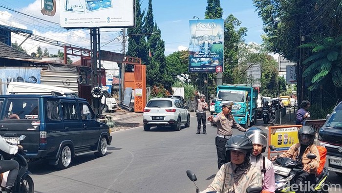 Polisi melakukan pengaturan arus lalu lintas di kawasan wisata Lembang