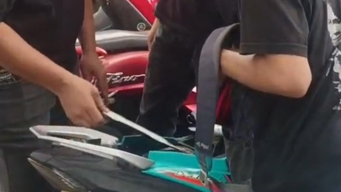Polisi menemukan parang dan badik dalam jok motor mahasiswa yang hendak ke lokasi demo Hari Buruh di Makassar.