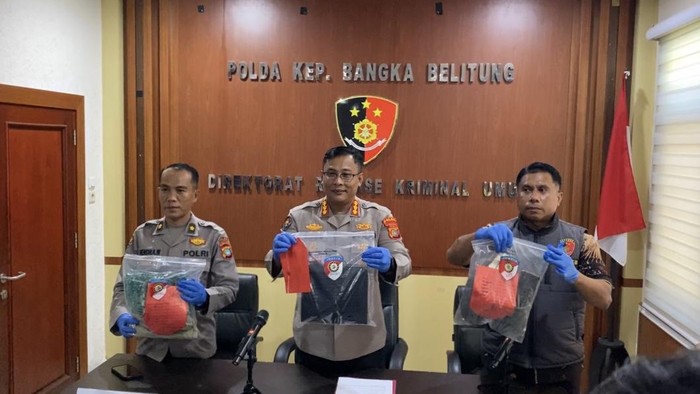 Polisi menunjukkan barang bukti terkait aksi pembakaran Kantor Dishub Babel.