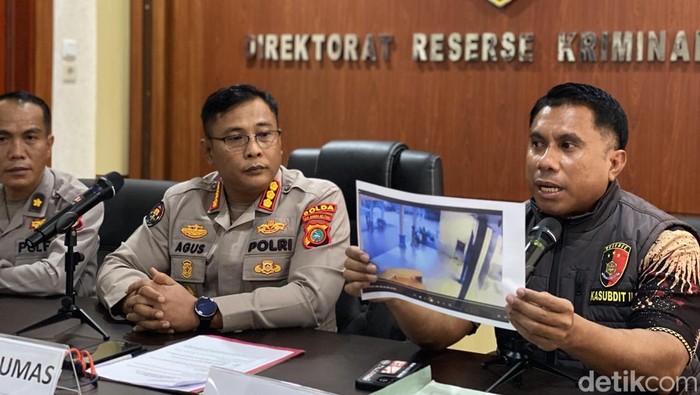 Polisi menunjukkan foto rekaman CCTV saat pelaku akan membakar ruangan Kadishub Babel.