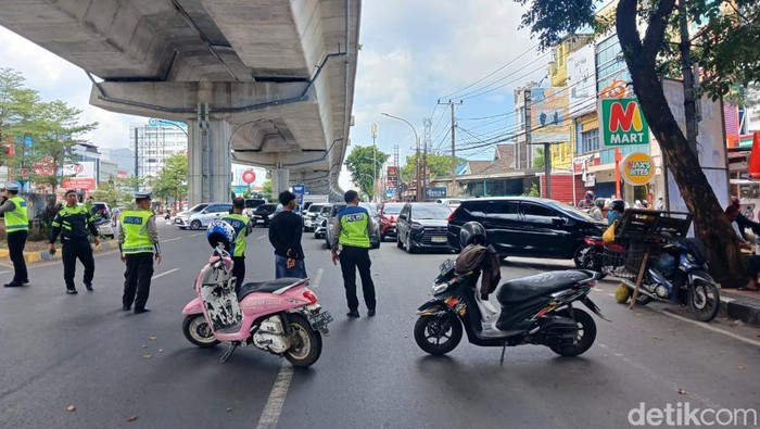 Polisi rekayasa lalin di Jalan AP Pettarani Makassar imbas demo di depan DPRD Sulsel.