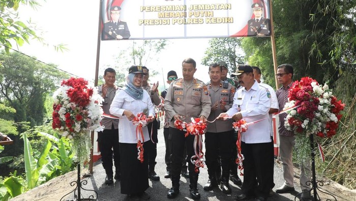 Kapolres Kediri AKBP Bramastyo Priaji meresmikan Jembatan Merah Putih Presisi di Dusun Wangkal Kerep
