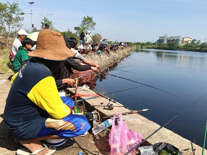 Polres Serang ajak buruh lomba mancing untuk memperingati May Day 2026