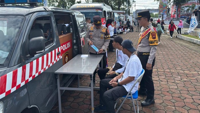 Polres Sukoharjo beri pelayanan pubrik saat peringatan Hari Buruh Internasional 2026.