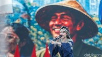 The Queen of Nyoh itu membawakan lagu-lagu andalannya seperti Ikan Dalam Kolam hingga lagu hits Jangan Tunggu lama-lama.