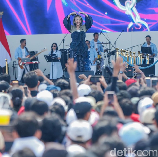 Potret Arlida Putri Goyang Panggung May Day Monas