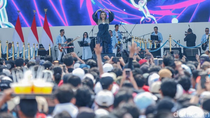 Pedangdut Arlida Putri menggoyang panggung May Day di Monas, Jakarta, Jumat (1/5/2026). 

Pedangdut asal Kabupaten Sidoarjo itu sukses memanaskan panggung untuk menghibur ribuan buruh yang masih berada di Monas.