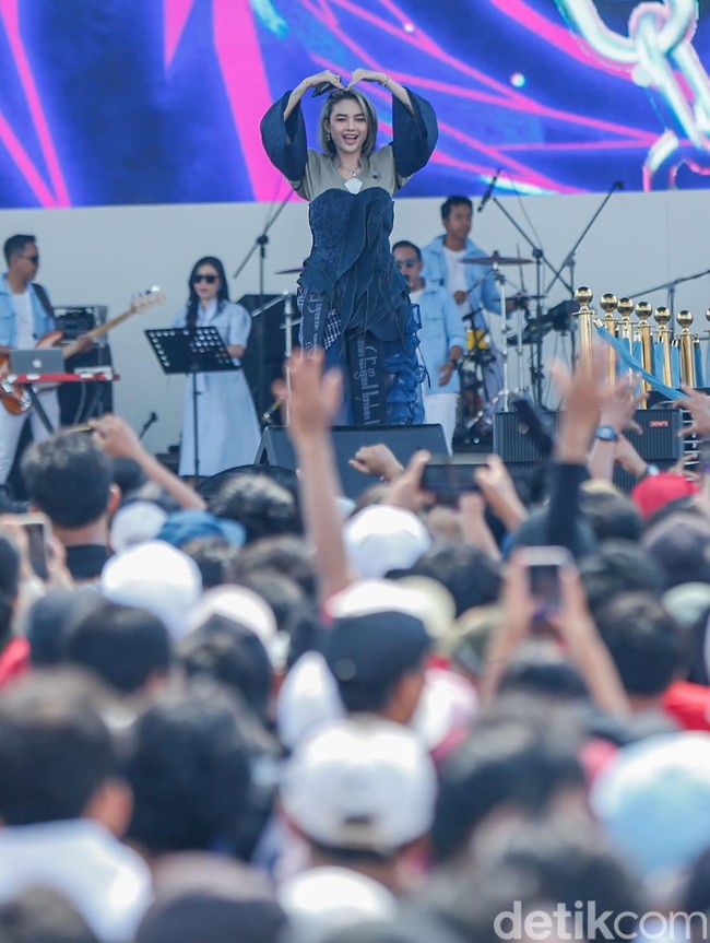 Potret Arlida Putri Goyang Panggung May Day Monas
