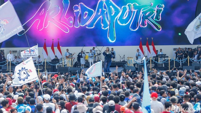 Pedangdut Arlida Putri menggoyang panggung May Day di Monas, Jakarta, Jumat (1/5/2026). 

Pedangdut asal Kabupaten Sidoarjo itu sukses memanaskan panggung untuk menghibur ribuan buruh yang masih berada di Monas.