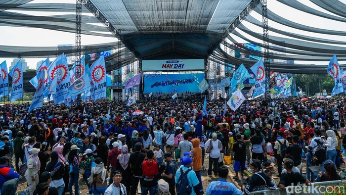 Pedangdut Arlida Putri menggoyang panggung May Day di Monas, Jakarta, Jumat (1/5/2026). 

Pedangdut asal Kabupaten Sidoarjo itu sukses memanaskan panggung untuk menghibur ribuan buruh yang masih berada di Monas.