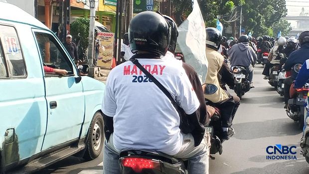 Potret buruh dalam perjalanan menuju Monas, Jakarta Pusat.