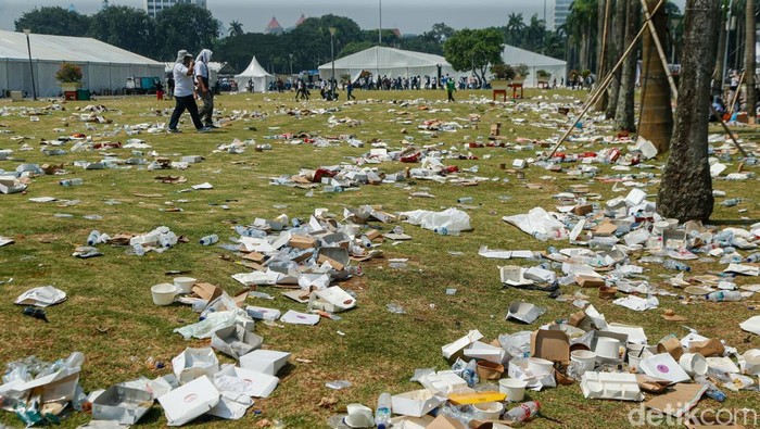 Sampah berserakan terlihat di kawasan Monumen Nasional (Monas), Jakarta, usai peringatan Hari Buruh Internasional, Jumat (1/5/2026). Tumpukan sampah tersebut menjadi pemandangan yang tersisa setelah ribuan buruh memadati lokasi sejak pagi hari.
