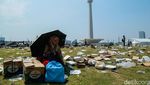 Potret Sampah Berserakan di Monas Pasca Peringatan May Day