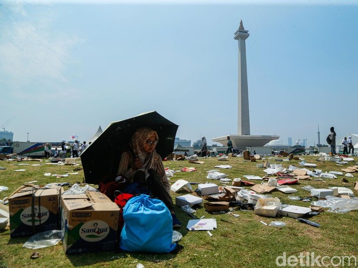 Sampah berserakan terlihat di kawasan Monumen Nasional (Monas), Jakarta, usai peringatan Hari Buruh Internasional, Jumat (1/5/2026). Tumpukan sampah tersebut menjadi pemandangan yang tersisa setelah ribuan buruh memadati lokasi sejak pagi hari.