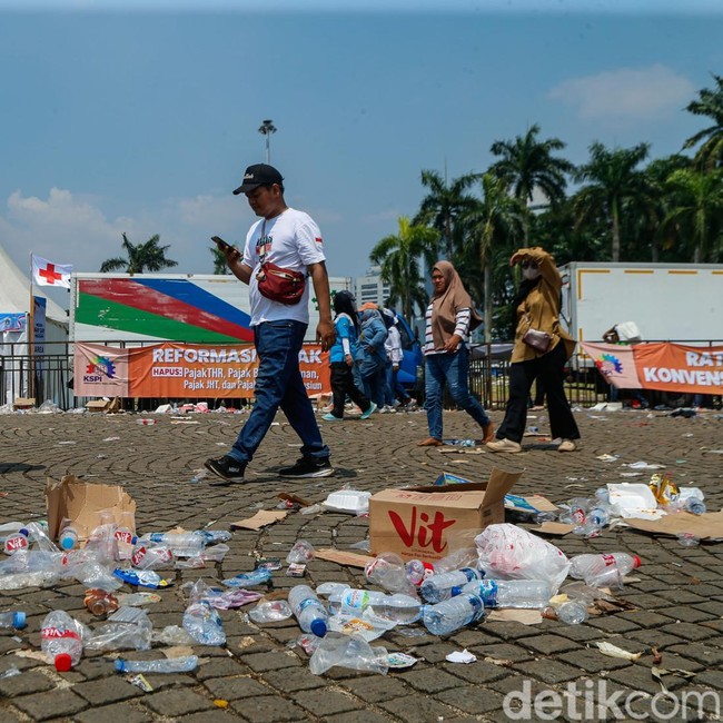 Potret Sampah Berserakan di Monas Pasca Peringatan May Day