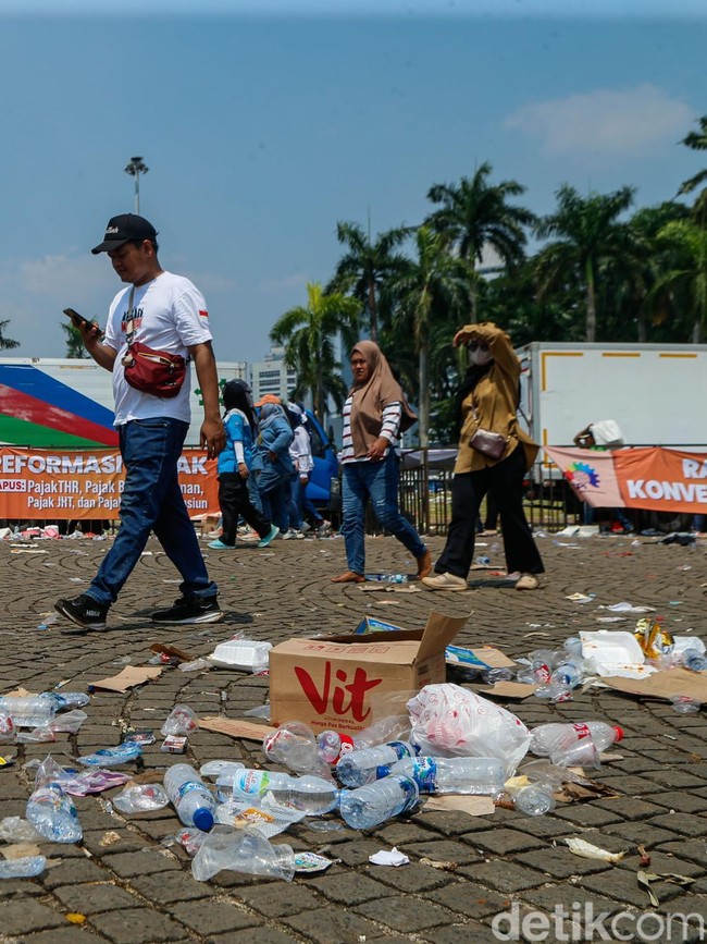 Potret Sampah Berserakan di Monas Pasca Peringatan May Day