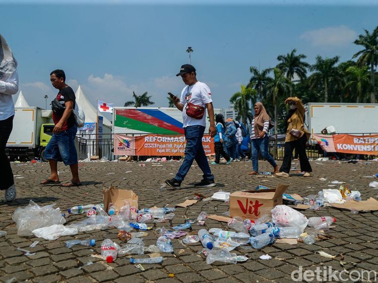 Potret Sampah Berserakan di Monas Pasca Peringatan May Day