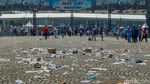 Potret Sampah Berserakan di Monas Pasca Peringatan May Day