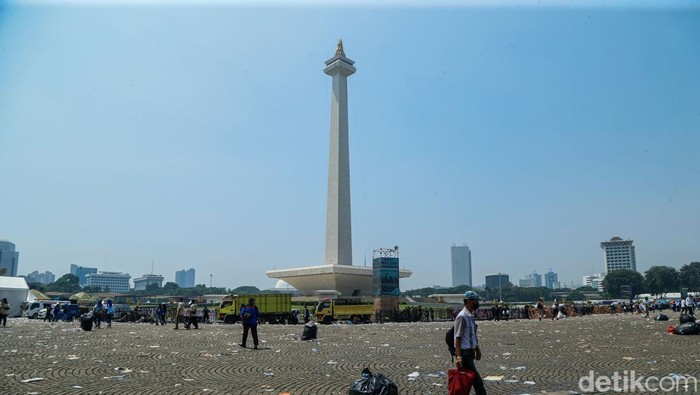 Sampah berserakan terlihat di kawasan Monumen Nasional (Monas), Jakarta, usai peringatan Hari Buruh Internasional, Jumat (1/5/2026). Tumpukan sampah tersebut menjadi pemandangan yang tersisa setelah ribuan buruh memadati lokasi sejak pagi hari.