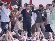 Momen Prabowo Buka Baju Safari lalu Lempar ke Massa Buruh di Monas