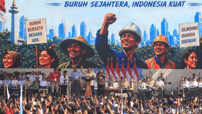 Presiden Prabowo Subianto menghadiri peringatan Hari Buruh Internasional 2026 yang digelar di kawasan Monumen Nasional (Monas), Jakarta, Jumat (1/5/2026). Kehadiran kepala negara disambut antusias oleh ribuan buruh yang memadati lokasi acara.