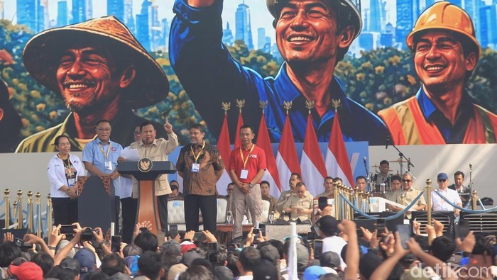 Presiden Prabowo Subianto menghadiri peringatan Hari Buruh Internasional 2026 yang digelar di kawasan Monumen Nasional (Monas), Jakarta, Jumat (1/5/2026). Kehadiran kepala negara disambut antusias oleh ribuan buruh yang memadati lokasi acara.