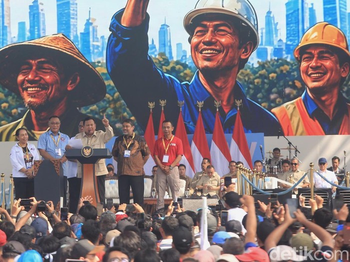 Presiden Prabowo Subianto menghadiri peringatan Hari Buruh Internasional 2026 yang digelar di kawasan Monumen Nasional (Monas), Jakarta, Jumat (1/5/2026). Kehadiran kepala negara disambut antusias oleh ribuan buruh yang memadati lokasi acara.
