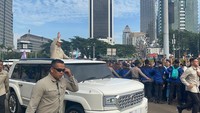 Prabowo Hadiri May Day di Monas, Sapa dan Salami Massa Buruh