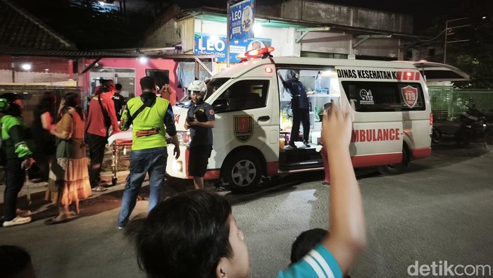 Pria diduga dianiaya di Pasar Bulu, dan tergeletak di teras rumah di Kelurahan Cabean, Kecamatan Semarang Barat, Kota Semarang, Jumat (1/5/2026).