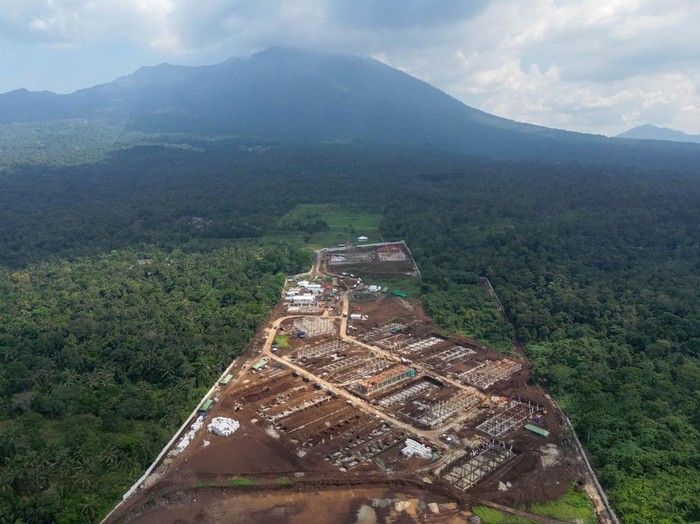 Foto udara pembangunan Sekolah Rakyat di Desa Koranji, Pandeglang, Banten, Jumat (1/5/2026). Dinas Sosial Kabupaten Pandeglang menyatakan pembangunan fisik fasilitas pendidikan terpadu Sekolah Rakyat yang mencakup 23 gedung dan diproyeksikan memiliki kapasitas tampung hingga 1.000 siswa tingkat SD, SMP, hingga SMA yang dikhususkan bagi masyarakat kategori miskin (Desil 1 dan 2) tersebut saat ini telah mencapai 25 persen. ANTARA FOTO/Muhammad Bagus Khoirunas/bar