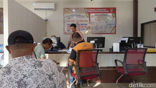 Yohanes Laga Tapobali pelapor (baju kuning) bersama kuasa hukumnya membuat laporan di Polresta Kupang Kota. Jumat (1/5/2026).