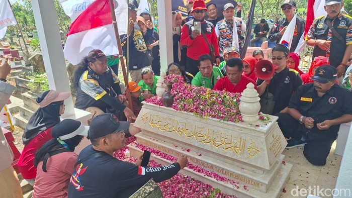 Ratusan Buruh Long March dan Ziarah ke Makam Marsinah
