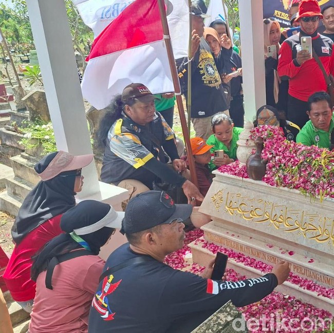 Ratusan Buruh di Nganjuk Ziarah ke Makam Marsinah