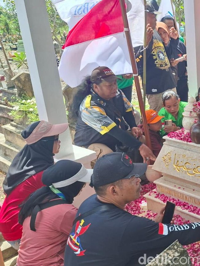 Ratusan Buruh di Nganjuk Ziarah ke Makam Marsinah