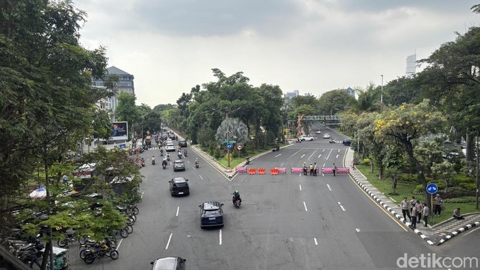 Rekayasa arus lalu lintas di kawasan Jalan Raya Darmo Surabaya.